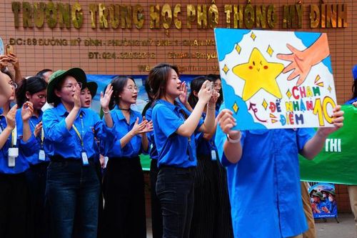 Dấu ấn áo xanh tình nguyện đội nắng, 'tiếp lửa' sĩ tử thi tốt nghiệp THPT 2025