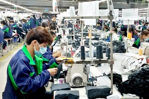 Lương không đủ sống, người lao động phải 'thắt lưng buộc bụng', làm thêm giờ