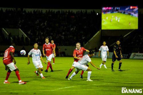 Huyền thoại CLB Manchester United giao lưu bóng đá trên sân Hòa Xuân