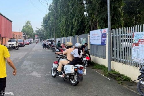 Cảnh sát giao thông Ngã ba Thái Lan gấp rút dùng xe mô tô hỗ trợ 2 nữ sinh đổi thẻ dự thi do cầm nhầm của nhau