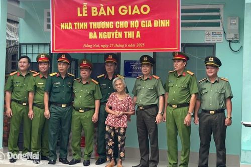 Khối thi đua 14 trao tặng nhà tình thương cho hộ khó khăn về nhà ở