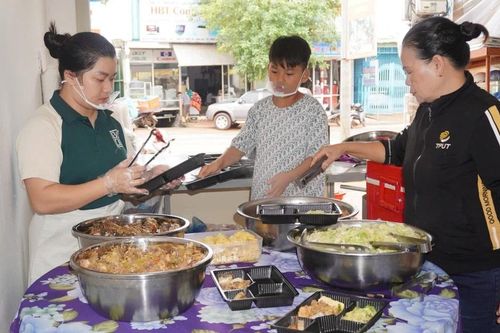 Những suất ăn nghĩa tình tiếp sức sĩ tử vượt 'vũ môn'