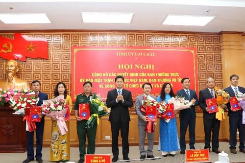 Công bố các quyết định của Ban Thường trực Ủy ban Mặt trận Tổ quốc, Ban Thường vụ Tỉnh ủy về công tác tổ chức bộ máy và cán bộ