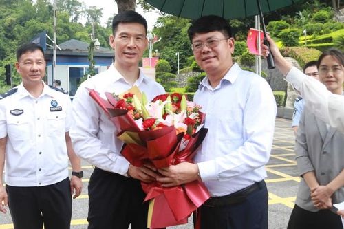 Tiễn đoàn công tác của Bộ Tư pháp sang Trung Quốc tham dự Hội nghị tư pháp các tỉnh có chung đường biên giới Việt Nam - Trung Quốc lần thứ nhất