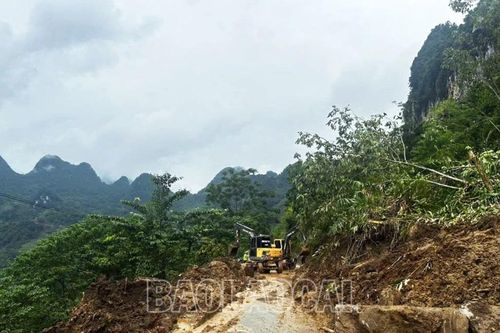Thông đường bước 1, điểm sạt lở tại Km197+100 Quốc lộ 4 (Mường Khương – Pha Long)