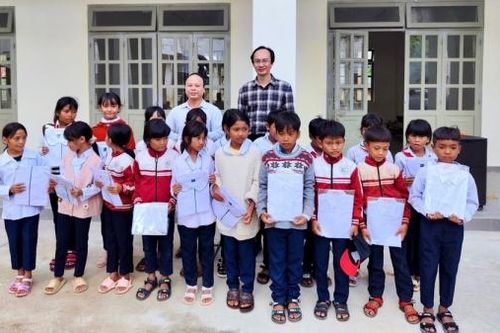 Trường Đại học Yersin Đà Lạt trao tặng Áo trắng yêu thương cho học sinh có hoàn cảnh khó khăn