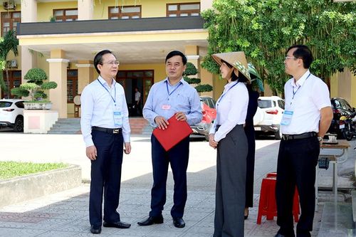 Đồng chí Phó Chủ tịch UBND tỉnh Hoàng Xuân Tân kiểm tra công tác coi thi THPT