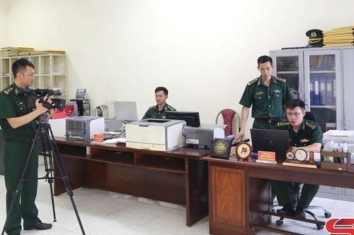 Những phóng viên mang quân hàm xanh