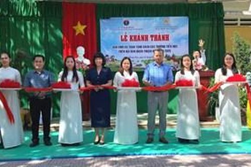 Khánh thành sân chơi và trao tặng sách cho các trường tiểu học