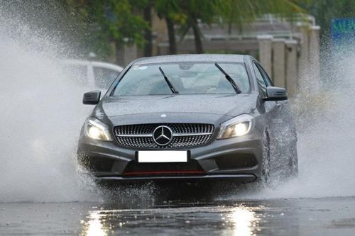6 quy tắc sống còn khi lái xe gặp mưa to bất chợt