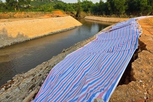 Thái Nguyên: Mưa lớn làm hỏng bờ kè chân cầu mới thi công tại đường tỉnh 269B