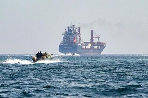 Tàu thuyền đi qua khu vực eo biển Hormuz phát tín hiệu bất thường nhằm tránh bị tấn công