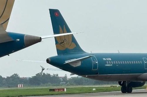 Hai máy bay va chạm trên đường lăn sân bay Nội Bài