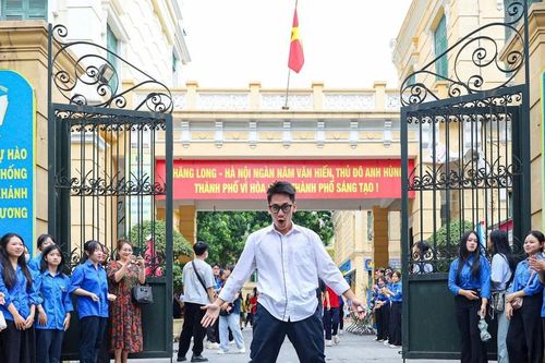 Sĩ tử 'nhảy múa' tưng bừng khi kết thúc kỳ thi tốt nghiệp THPT năm 2025