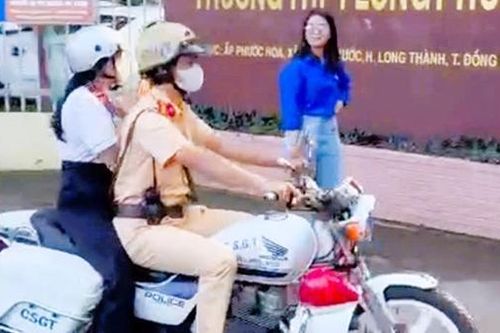 CSGT hỗ trợ thí sinh đổi thẻ do cầm nhầm, đưa thí sinh ngủ quên đến điểm thi