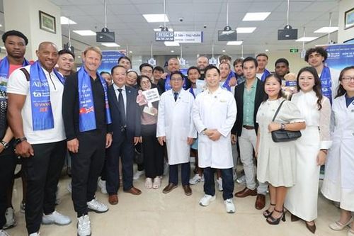 Các huyền thoại 'Man đỏ' trải nghiệm y tế đỉnh cao tại Bệnh viện Đa khoa Tâm Anh
