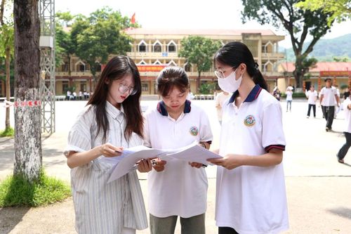 Những khoảnh khắc trong kỳ thi tốt nghiệp THPT 2025