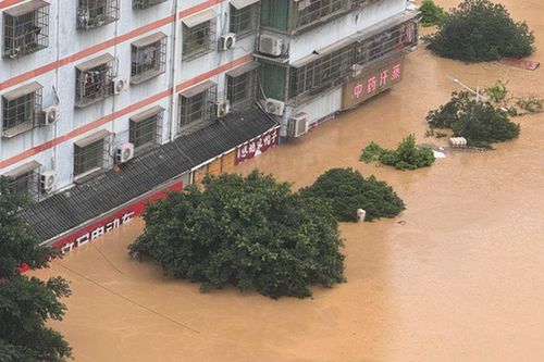 Chùm ảnh: Nhiều nơi ở Quý Châu, Trung Quốc bị nhấn chìm trong bùn đất, 6 người thiệt mạng