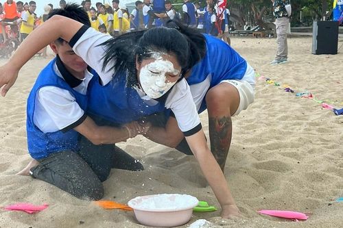 Nhẹ cả người vì năm nay công ty không có tiền đi team building