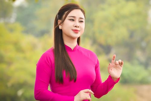 Tuổi thơ cơ cực của nữ ca sĩ hát 'Quảng Bình quê ta ơi' đạt 70 triệu lượt xem