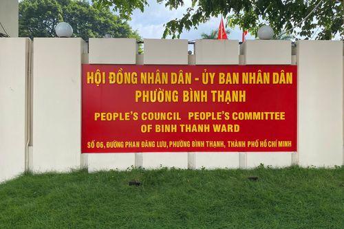 Loạt trụ sở phường ở TP.HCM gắn bảng tên mới