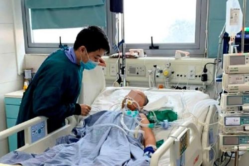 Cậu bé 12 tuổi mở mắt sau 2 tuần hôn mê, cả phòng hồi sức bật khóc