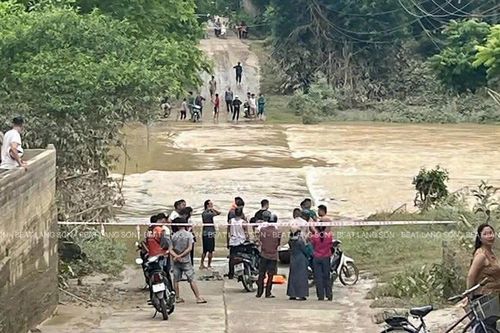 Tìm kiếm hai cha con bị lũ cuốn trôi khi đi qua ngầm tràn ở Lạng Sơn
