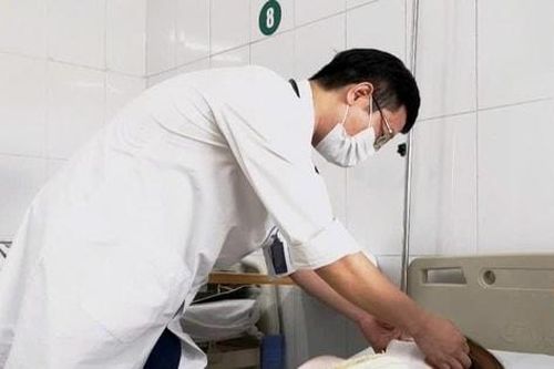 Cảnh báo nguy cơ bệnh nghiêm trọng chỉ vì nặn mụn bọc