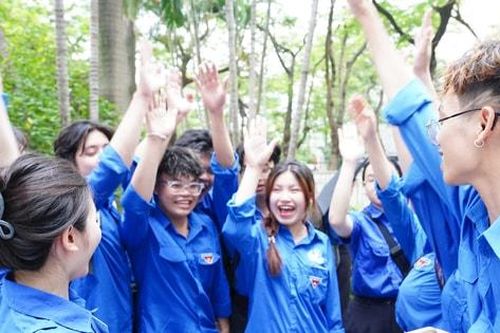 Nét đẹp áo xanh tình nguyện trong kỳ thi tốt nghiệp THPT 2025