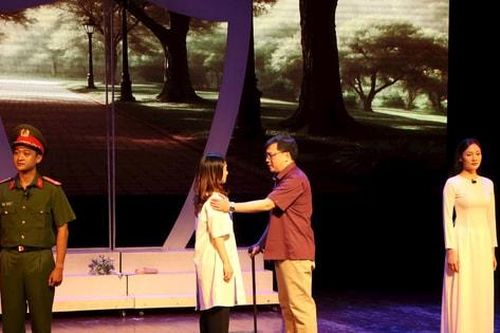 Kịch 'Hoàng hôn rực nắng' - bản giao hưởng của tình thân và công lý
