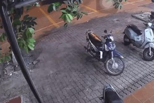 Ô tô 'điên' húc văng hàng loạt xe máy ở Bắc Ninh khiến 2 người trọng thương