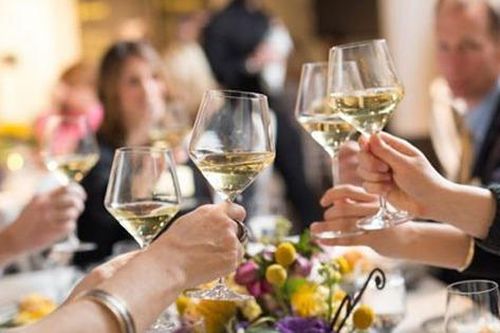 Lần đầu mời gia đình bạn gái đi ăn, chàng trai bị đánh giá kẹt xỉ chỉ vì một chi tiết nhỏ