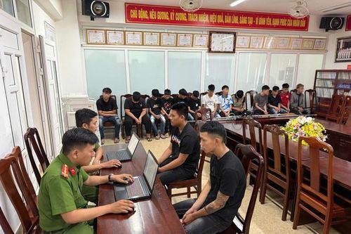 Mang theo hung khí 'diễu phố', 11 thanh thiếu niên bị xử lý