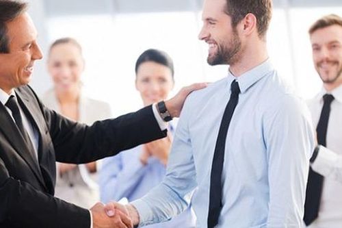 Sếp khen mà đáp 'Không có gì' là sai lầm – Đây là cách người EQ cao sẽ trả lời