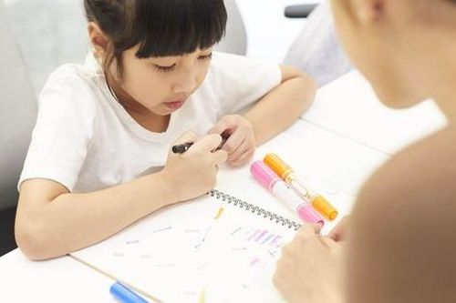 Giáo viên lâu năm cảnh báo: Cặp sách của con có 4 dấu hiệu này, cha mẹ đừng chủ quan
