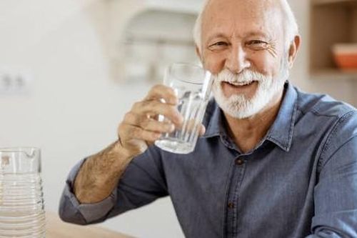8 mẹo bổ sung nước cho người cao tuổi vào mùa hè
