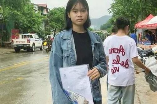 Cha qua đời trước ngày thi vài tiếng, nữ sinh đeo khăn trắng đi thi khiến ai cũng nghẹn lòng