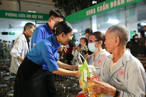 Bệnh viện Đa khoa TP Vinh lan tỏa yêu thương bằng âm nhạc và tri ân