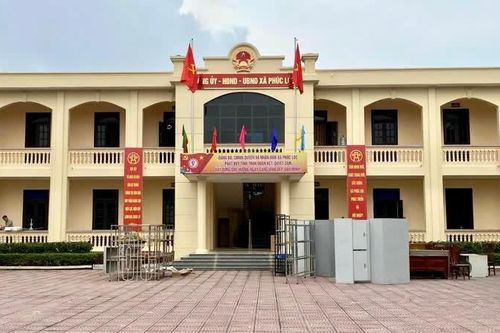 Huyện Phúc Thọ bắt đầu gắn bảng tên cho trụ sở 3 xã mới