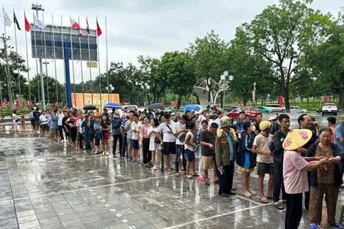 Vĩnh Phúc: người dân đội mưa mua vé xem Giải bóng chuyền nữ quốc tế VTV Cup 2025