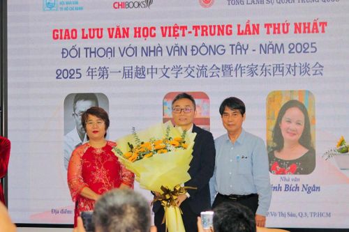 Đối thoại với nhà văn Đông Tây