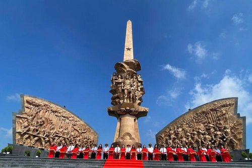Khánh thành Tượng đài Trung tâm Khu tưởng niệm Chiến khu D