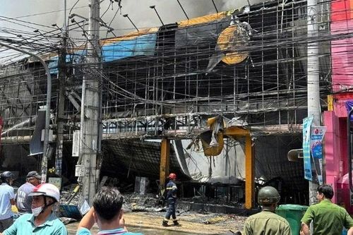 Cháy lớn thiêu rụi cửa hàng điện máy ở Đồng Nai