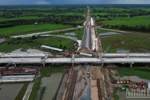 Đẩy nhanh tiến độ công trường làm đường cao tốc
