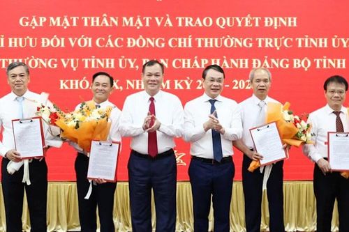 Nam Định: Nhiều cán bộ chủ chốt nhận quyết định nghỉ hưu trước tuổi