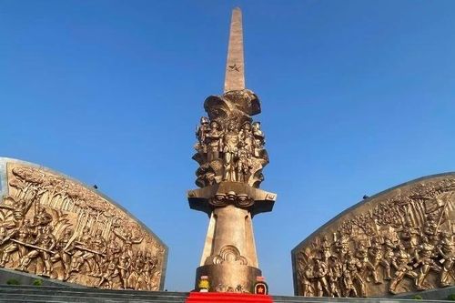Khánh thành Tượng đài trung tâm Khu tưởng niệm Chiến khu D