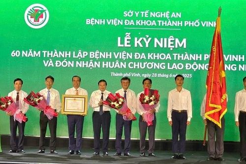Bệnh viện Đa khoa thành phố Vinh kỷ niệm 60 năm thành lập và đón nhận Huân chương Lao động hạng Nhất