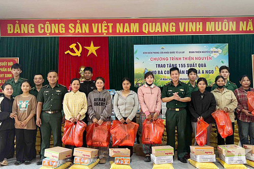 Tặng quà đồng bào Pa Cô ở xã biên giới A Ngo (huyện Đakrông, Quảng Trị)