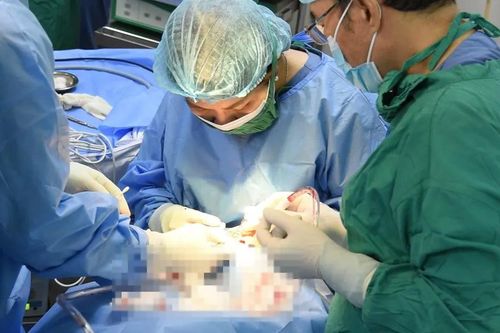 Phối hợp liên viện phẫu thuật thành công cho người bệnh bị chấn thương, nguy cơ thủng nhãn cầu