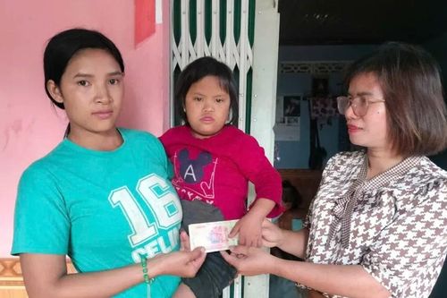 Trao tiền hỗ trợ cho cháu bé mắc bệnh tim, bị câm